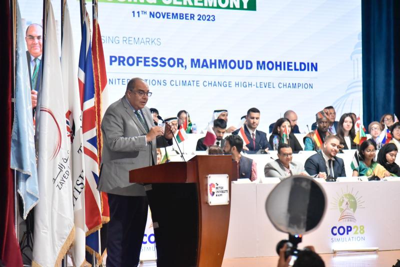 دكتور محمود محيي الدين خلال نموذج الجامعة البريطانية لمحاكاة COP28: النهج الشامل هو مفتاح التغلب على معوقات العمل المناخي والتنموي